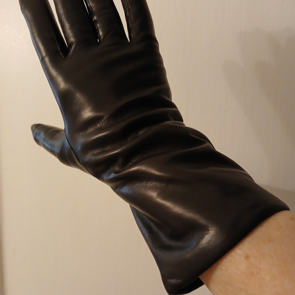 🔥 Lord & Taylor black leather gloves 🔥 - Picture 8 of 10